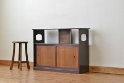 アンティーク家具　古い木の飾り彫り収納棚(茶棚・飾り棚)
