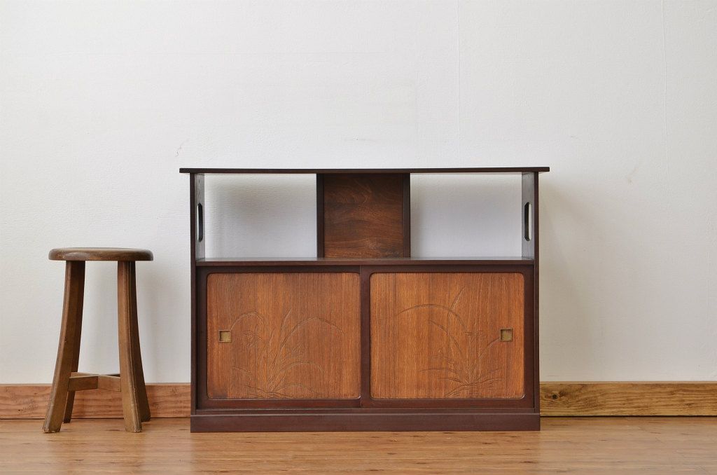 アンティーク家具　古い木の飾り彫り収納棚(茶棚・飾り棚)