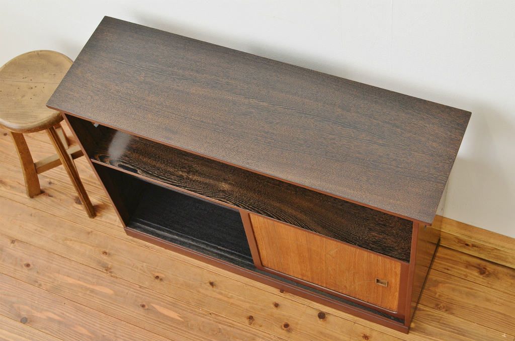 アンティーク家具　古い木の飾り彫り収納棚(茶棚・飾り棚)