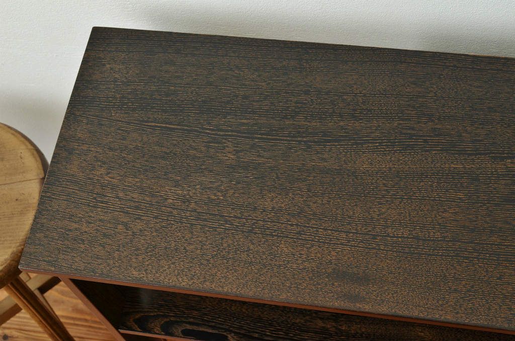 アンティーク家具　古い木の飾り彫り収納棚(茶棚・飾り棚)