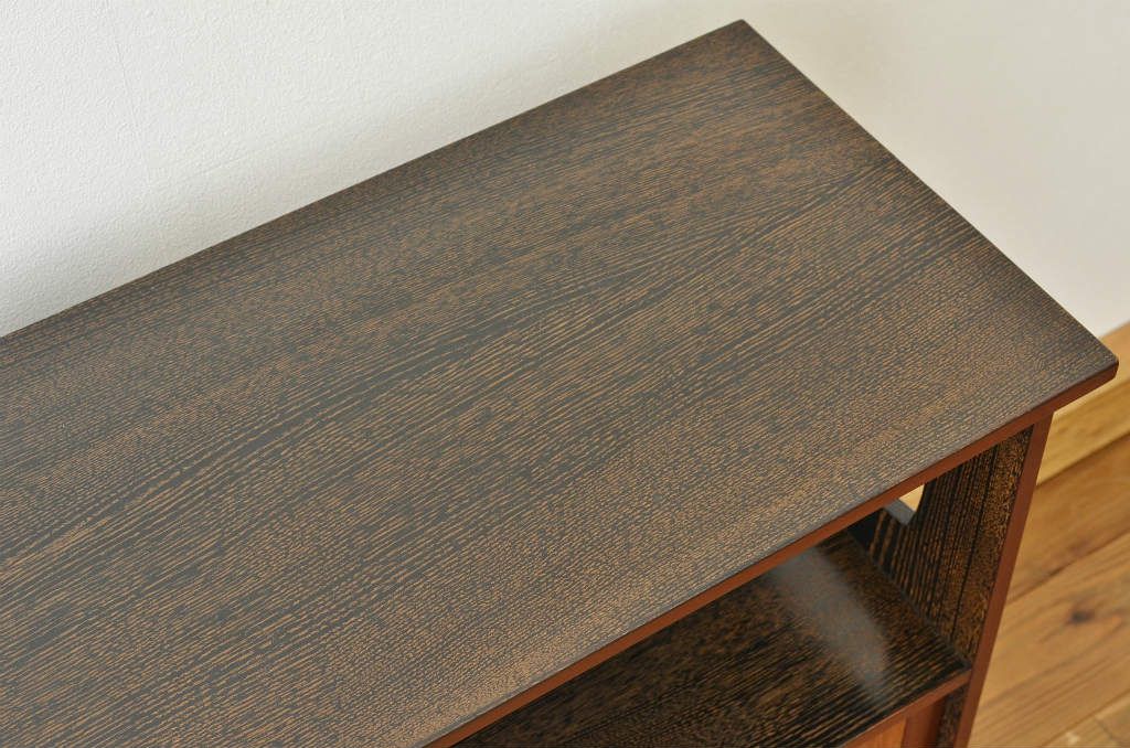 アンティーク家具　古い木の飾り彫り収納棚(茶棚・飾り棚)