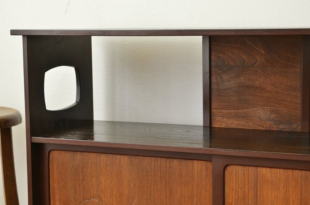 アンティーク家具　古い木の飾り彫り収納棚(茶棚・飾り棚)