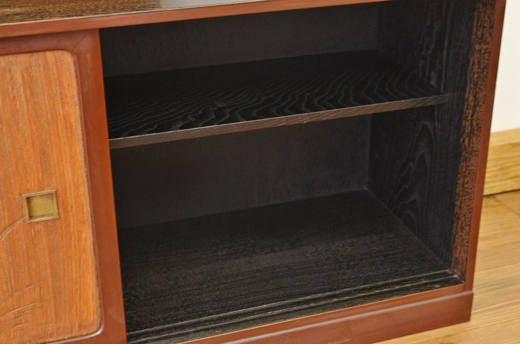 アンティーク家具　古い木の飾り彫り収納棚(茶棚・飾り棚)