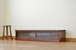アンティーク家具　アンティーク 天板一枚板!とてもきれいなモールガラスローボード(飾り棚)