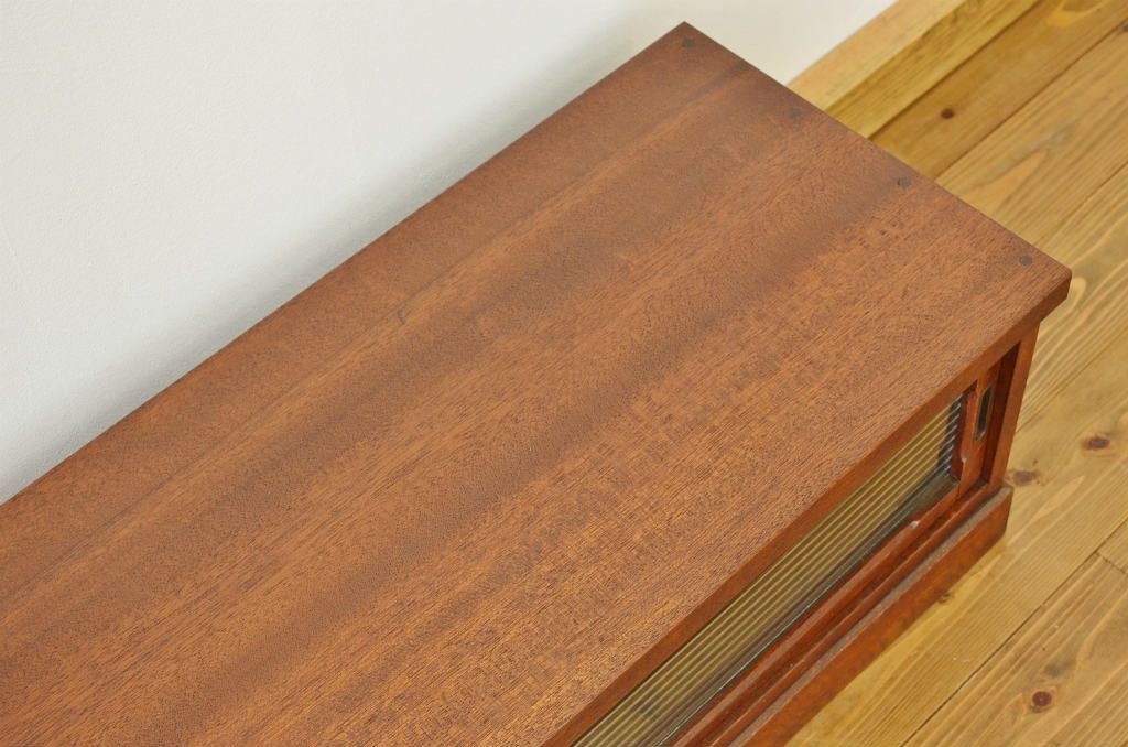 アンティーク家具　アンティーク 天板一枚板!とてもきれいなモールガラスローボード(飾り棚)