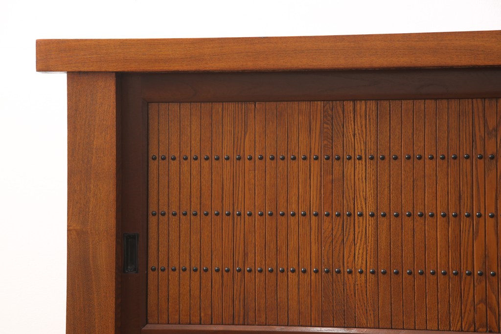 中古　民芸家具　上質なつくりが魅力の総ニレ無垢材製サイドボード(水屋箪笥、収納棚、戸棚)(R-048817)