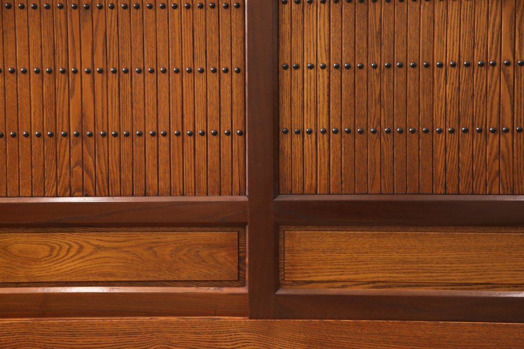 中古　民芸家具　上質なつくりが魅力の総ニレ無垢材製サイドボード(水屋箪笥、収納棚、戸棚)(R-048817)
