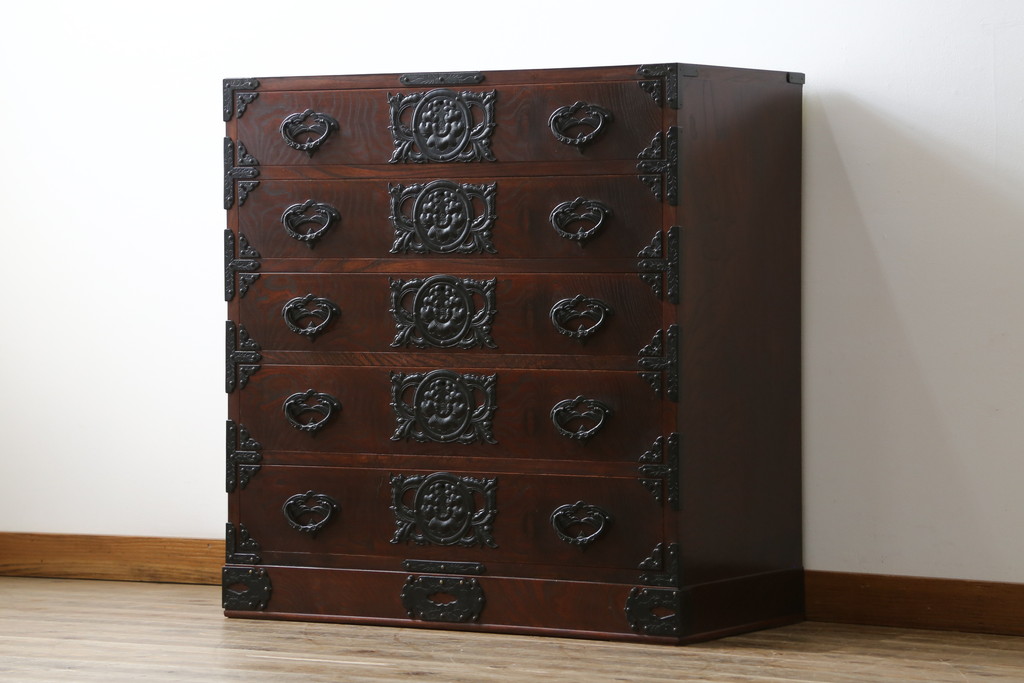 中古　岩谷堂箪笥　桜木家具店作　黒々とした金具が重厚な雰囲気を高めるチェスト(引き出し、衣装箪笥、整理箪笥、和タンス)(R-065951)