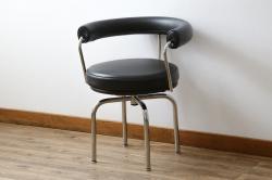 中古　美品　Cassina(カッシーナ)　Le Corbusier(ル・コルビュジエ)　LC7　7 FAUTEUIL TOURNANT, DURABLE　造形美あるデザインと座り心地の良いスウィベルチェア(回転椅子、ダイニングチェア、イス)(定価約58万円)(R-068575)