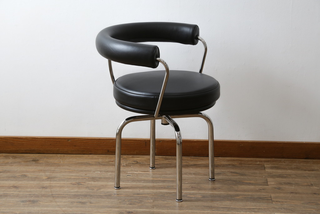 中古　美品　Cassina(カッシーナ)　Le Corbusier(ル・コルビュジエ)　LC7　7 FAUTEUIL TOURNANT, DURABLE　造形美あるデザインと座り心地の良いスウィベルチェア(回転椅子、ダイニングチェア、イス)(定価約58万円)(R-068575)