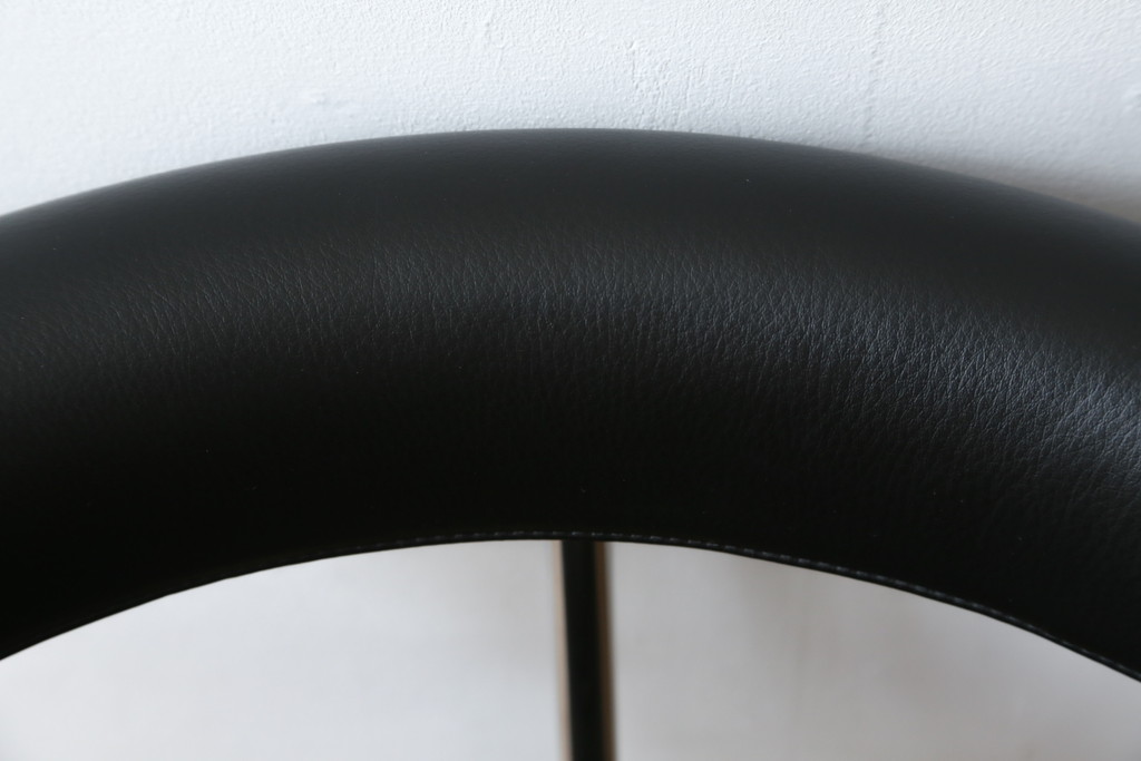 中古　美品　Cassina(カッシーナ)　Le Corbusier(ル・コルビュジエ)　LC7　7 FAUTEUIL TOURNANT, DURABLE　造形美あるデザインと座り心地の良いスウィベルチェア(回転椅子、ダイニングチェア、イス)(定価約58万円)(R-068575)