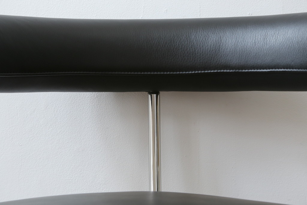 中古　美品　Cassina(カッシーナ)　Le Corbusier(ル・コルビュジエ)　LC7　7 FAUTEUIL TOURNANT, DURABLE　造形美あるデザインと座り心地の良いスウィベルチェア(回転椅子、ダイニングチェア、イス)(定価約58万円)(R-068575)