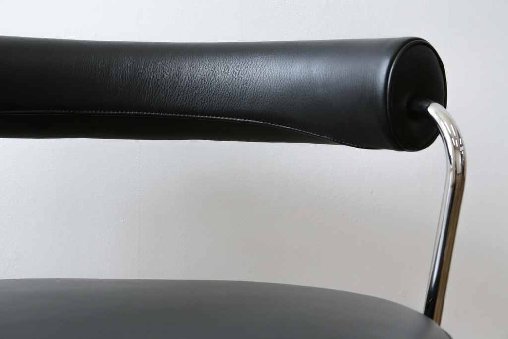 中古　美品　Cassina(カッシーナ)　Le Corbusier(ル・コルビュジエ)　LC7　7 FAUTEUIL TOURNANT, DURABLE　造形美あるデザインと座り心地の良いスウィベルチェア(回転椅子、ダイニングチェア、イス)(定価約58万円)(R-068575)