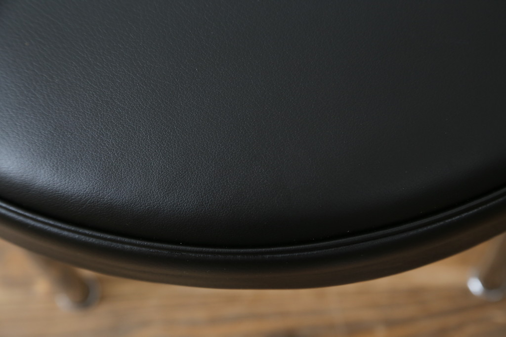中古　美品　Cassina(カッシーナ)　Le Corbusier(ル・コルビュジエ)　LC7　7 FAUTEUIL TOURNANT, DURABLE　造形美あるデザインと座り心地の良いスウィベルチェア(回転椅子、ダイニングチェア、イス)(定価約58万円)(R-068575)