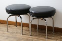 中古　美品　Cassina(カッシーナ)　ル・コルビュジエ(Le Corbusier)　LC8　8 TABOURET TOURNANT, DURABLE　スタイリッシュなデザインがカッコいいスウィベルスツール2脚セット(回転椅子、回転スツール、丸イス、いす)(定価2脚で約72万円)(R-068577)