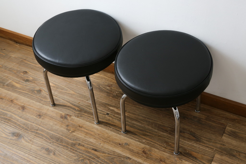 中古　美品　Cassina(カッシーナ)　ル・コルビュジエ(Le Corbusier)　LC8　8 TABOURET TOURNANT, DURABLE　スタイリッシュなデザインがカッコいいスウィベルスツール2脚セット(回転椅子、回転スツール、丸イス、いす)(定価2脚で約72万円)(R-068577)