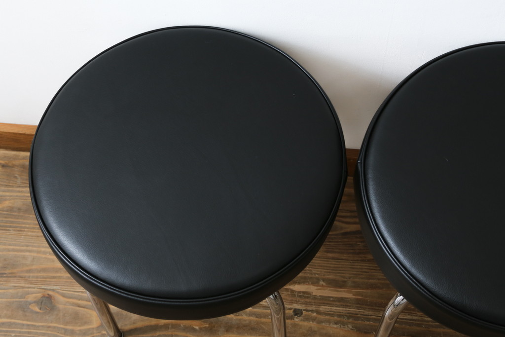 中古　美品　Cassina(カッシーナ)　ル・コルビュジエ(Le Corbusier)　LC8　8 TABOURET TOURNANT, DURABLE　スタイリッシュなデザインがカッコいいスウィベルスツール2脚セット(回転椅子、回転スツール、丸イス、いす)(定価2脚で約72万円)(R-068577)
