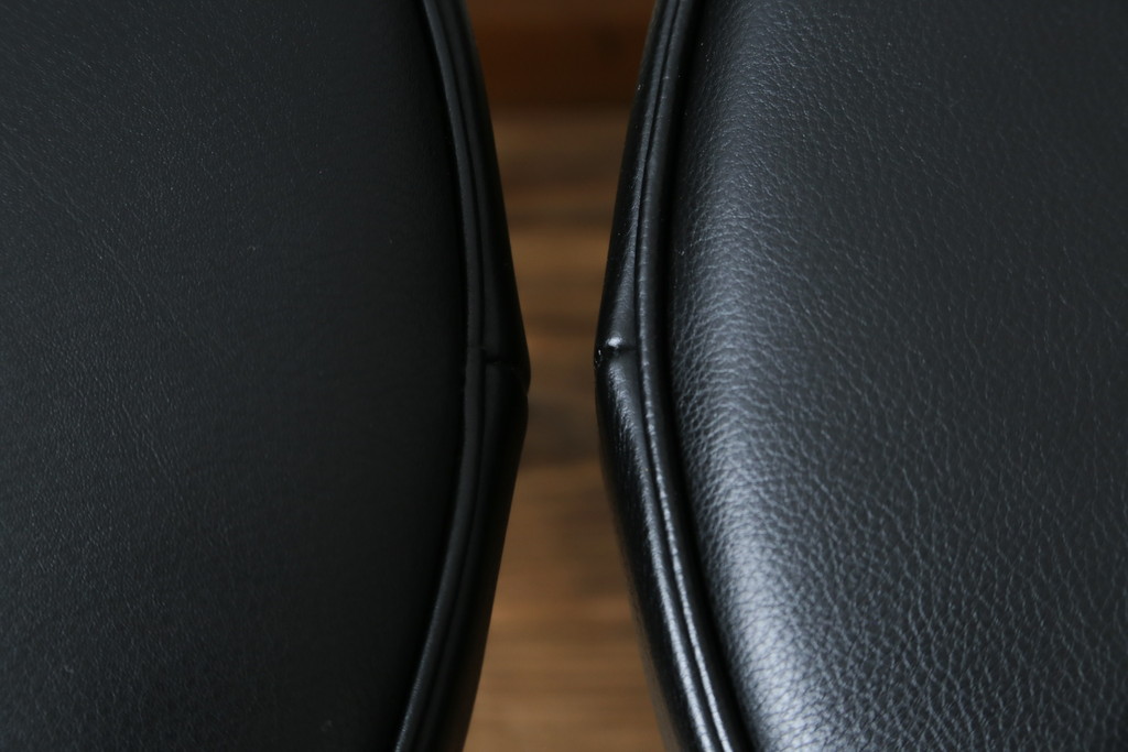中古　美品　Cassina(カッシーナ)　ル・コルビュジエ(Le Corbusier)　LC8　8 TABOURET TOURNANT, DURABLE　スタイリッシュなデザインがカッコいいスウィベルスツール2脚セット(回転椅子、回転スツール、丸イス、いす)(定価2脚で約72万円)(R-068577)