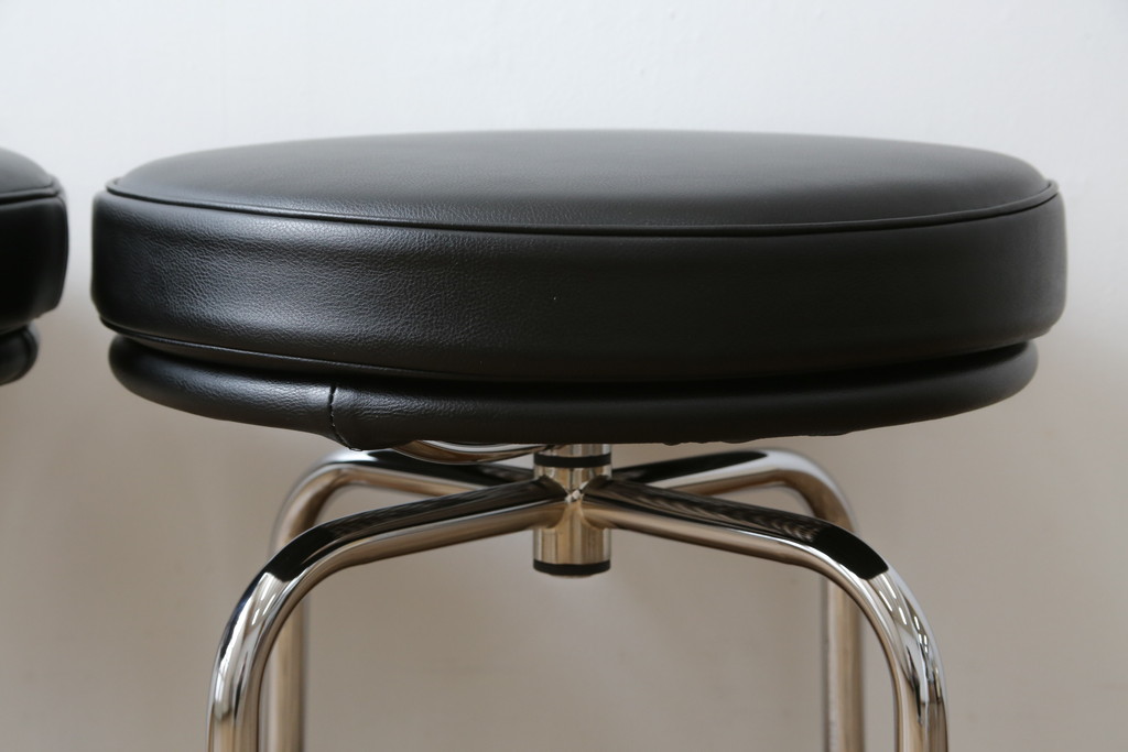 中古　美品　Cassina(カッシーナ)　ル・コルビュジエ(Le Corbusier)　LC8　8 TABOURET TOURNANT, DURABLE　スタイリッシュなデザインがカッコいいスウィベルスツール2脚セット(回転椅子、回転スツール、丸イス、いす)(定価2脚で約72万円)(R-068577)