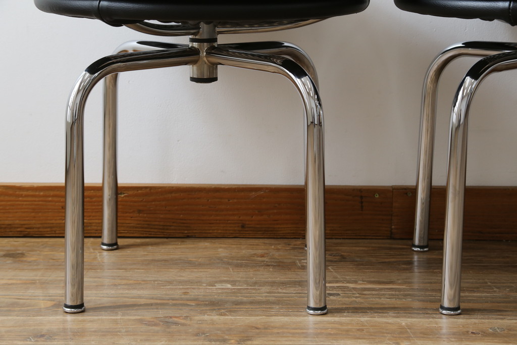 中古　美品　Cassina(カッシーナ)　ル・コルビュジエ(Le Corbusier)　LC8　8 TABOURET TOURNANT, DURABLE　スタイリッシュなデザインがカッコいいスウィベルスツール2脚セット(回転椅子、回転スツール、丸イス、いす)(定価2脚で約72万円)(R-068577)