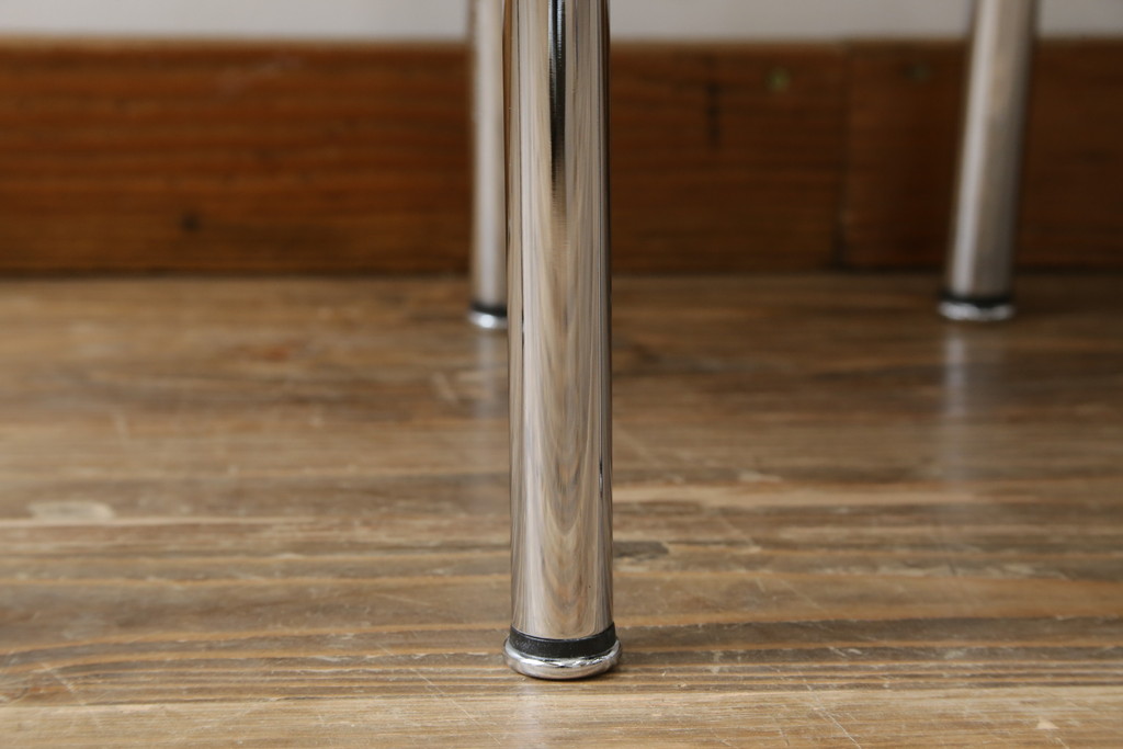 中古　美品　Cassina(カッシーナ)　ル・コルビュジエ(Le Corbusier)　LC8　8 TABOURET TOURNANT, DURABLE　スタイリッシュなデザインがカッコいいスウィベルスツール2脚セット(回転椅子、回転スツール、丸イス、いす)(定価2脚で約72万円)(R-068577)
