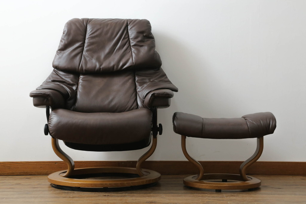 中古　美品　EKORNES(エコーネス)　Reno(レノクラシック)　本革(レザー)　チーク材　チョコレートカラー　オットマン付き　ストレスレスチェアMサイズ(アームチェア、リクライニングチェア、椅子、一人掛けソファ、1Pソファ、北欧)(定価約47万円)(R-069491)