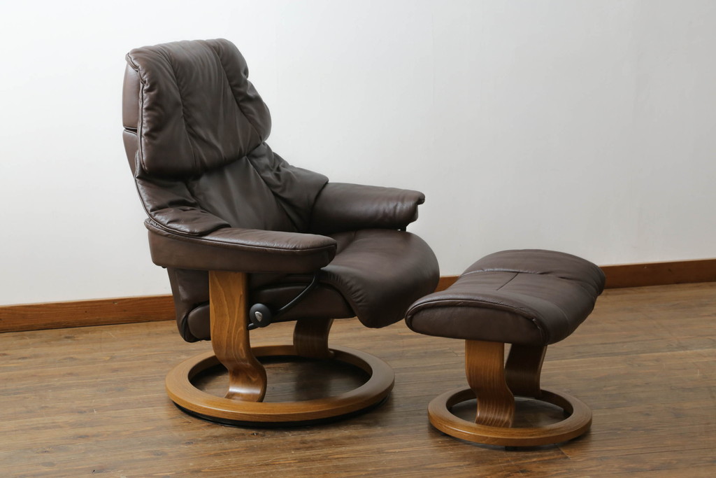 中古　美品　EKORNES(エコーネス)　Reno(レノクラシック)　本革(レザー)　チーク材　チョコレートカラー　オットマン付き　ストレスレスチェアMサイズ(アームチェア、リクライニングチェア、椅子、一人掛けソファ、1Pソファ、北欧)(定価約47万円)(R-069491)