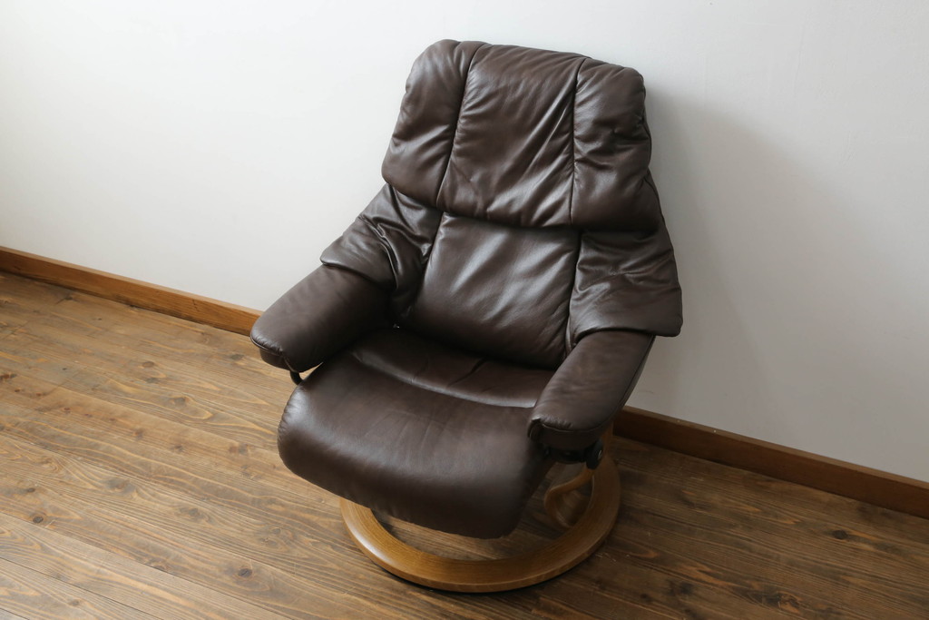 中古　美品　EKORNES(エコーネス)　Reno(レノクラシック)　本革(レザー)　チーク材　チョコレートカラー　オットマン付き　ストレスレスチェアMサイズ(アームチェア、リクライニングチェア、椅子、一人掛けソファ、1Pソファ、北欧)(定価約47万円)(R-069491)