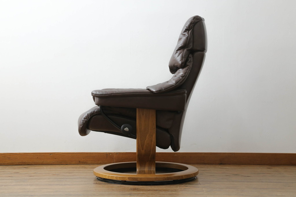 中古　美品　EKORNES(エコーネス)　Reno(レノクラシック)　本革(レザー)　チーク材　チョコレートカラー　オットマン付き　ストレスレスチェアMサイズ(アームチェア、リクライニングチェア、椅子、一人掛けソファ、1Pソファ、北欧)(定価約47万円)(R-069491)