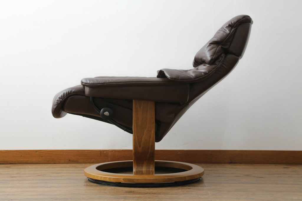 中古　美品　EKORNES(エコーネス)　Reno(レノクラシック)　本革(レザー)　チーク材　チョコレートカラー　オットマン付き　ストレスレスチェアMサイズ(アームチェア、リクライニングチェア、椅子、一人掛けソファ、1Pソファ、北欧)(定価約47万円)(R-069491)