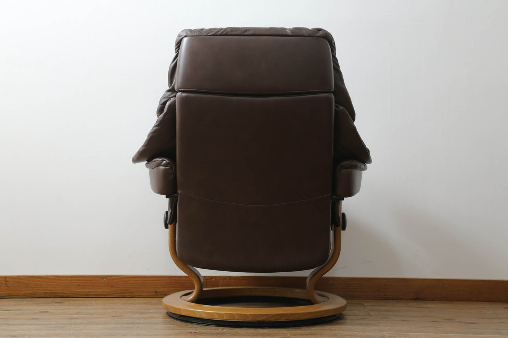 中古　美品　EKORNES(エコーネス)　Reno(レノクラシック)　本革(レザー)　チーク材　チョコレートカラー　オットマン付き　ストレスレスチェアMサイズ(アームチェア、リクライニングチェア、椅子、一人掛けソファ、1Pソファ、北欧)(定価約47万円)(R-069491)