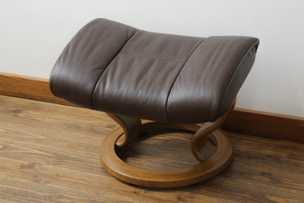 中古　美品　EKORNES(エコーネス)　Reno(レノクラシック)　本革(レザー)　チーク材　チョコレートカラー　オットマン付き　ストレスレスチェアMサイズ(アームチェア、リクライニングチェア、椅子、一人掛けソファ、1Pソファ、北欧)(定価約47万円)(R-069491)