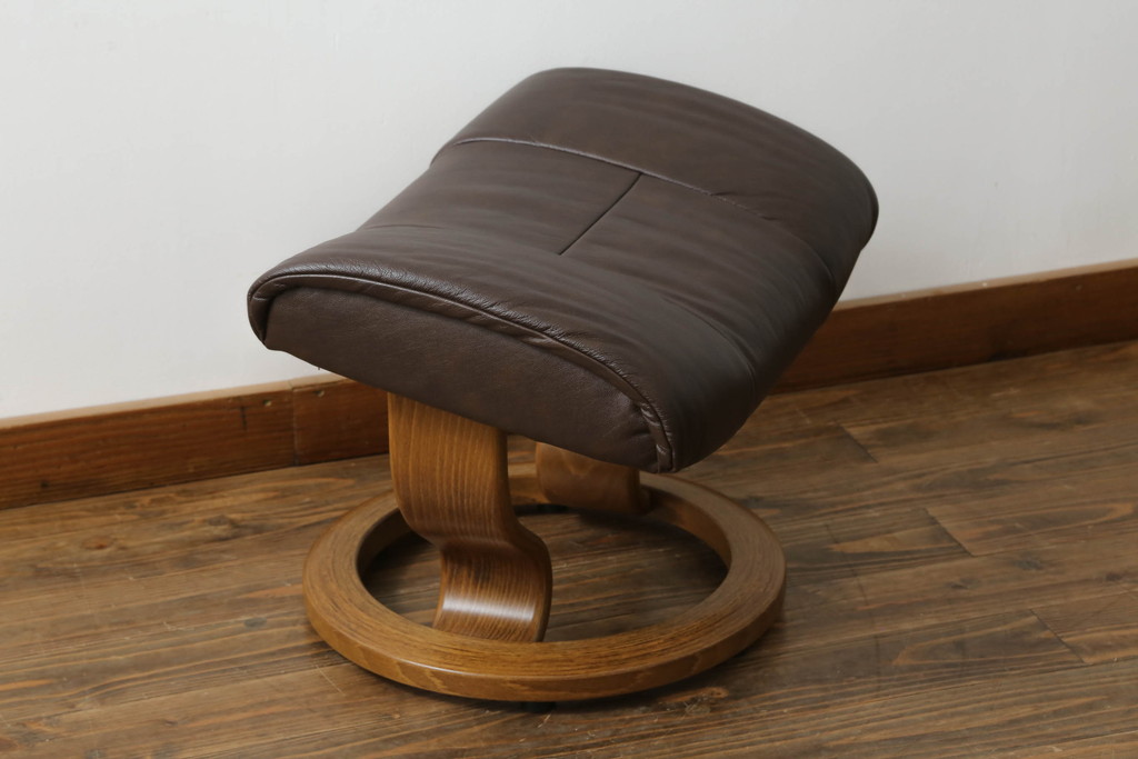 中古　美品　EKORNES(エコーネス)　Reno(レノクラシック)　本革(レザー)　チーク材　チョコレートカラー　オットマン付き　ストレスレスチェアMサイズ(アームチェア、リクライニングチェア、椅子、一人掛けソファ、1Pソファ、北欧)(定価約47万円)(R-069491)