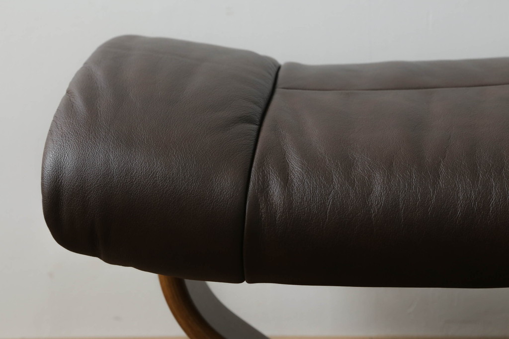 中古　美品　EKORNES(エコーネス)　Reno(レノクラシック)　本革(レザー)　チーク材　チョコレートカラー　オットマン付き　ストレスレスチェアMサイズ(アームチェア、リクライニングチェア、椅子、一人掛けソファ、1Pソファ、北欧)(定価約47万円)(R-069491)