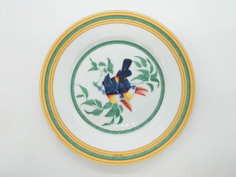 フランス　HERMES(エルメス)　トゥカン　大胆かつ繊細に描かれた鳥たちが華やかな雰囲気を醸し出すトリオセット(カップ&ソーサー、プレート、皿、C&S、洋食器)(R-073374)