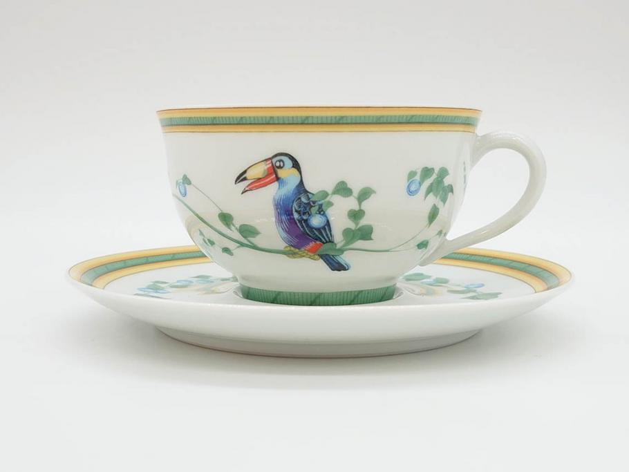 フランス　HERMES(エルメス)　トゥカン　大胆かつ繊細に描かれた鳥たちが華やかな雰囲気を醸し出すトリオセット(カップ&ソーサー、プレート、皿、C&S、洋食器)(R-073374)