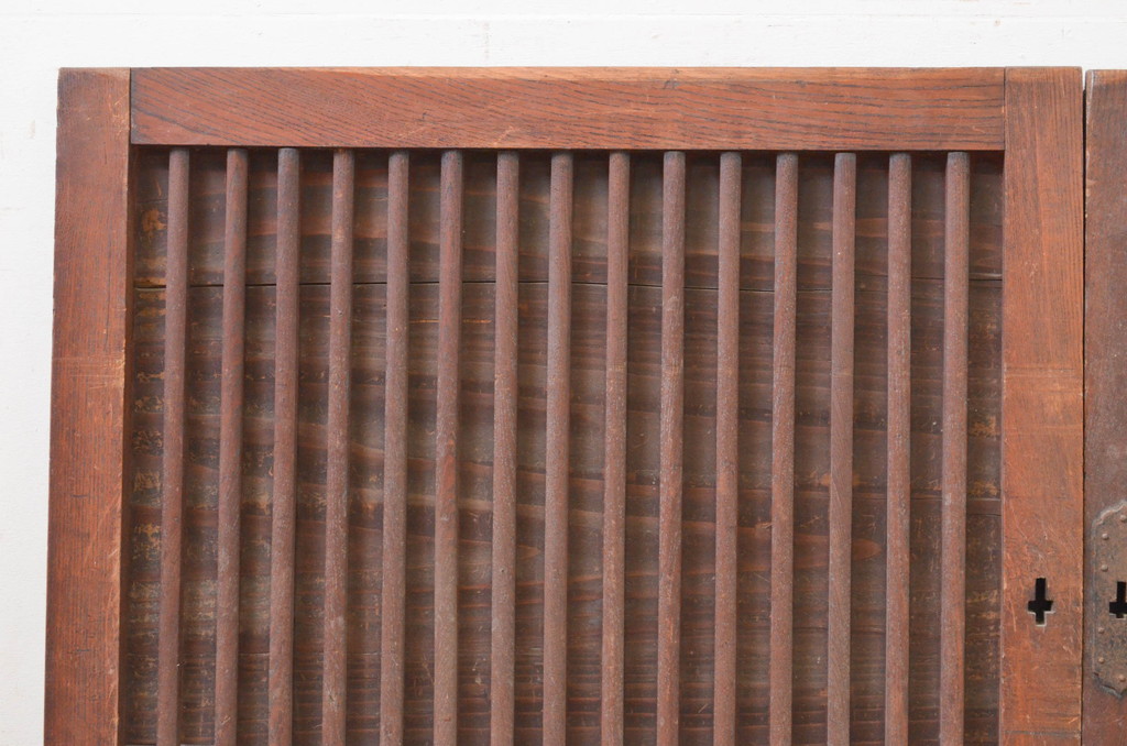 アンティーク建具　欅(ケヤキ)材枠　和の空間を演出する縦桟板戸窓2枚セット(引き戸、格子戸)(R-071002)