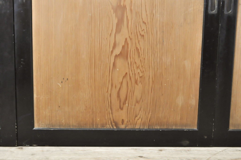和製アンティーク　黒いお色が空間を引き締める杉材1枚板の板戸4枚セット(帯戸、引き戸、建具)(R-055124)