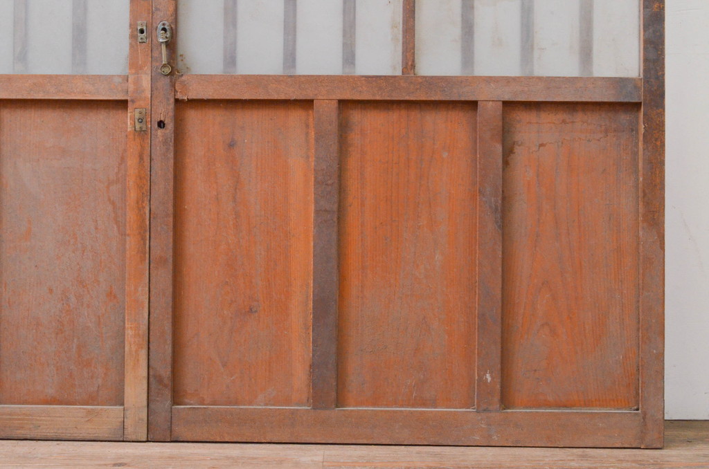 アンティーク建具　和の雰囲気が魅力的な格子入りの玄関戸2枚セット(引き戸、格子戸、ガラス戸)(R-071006)