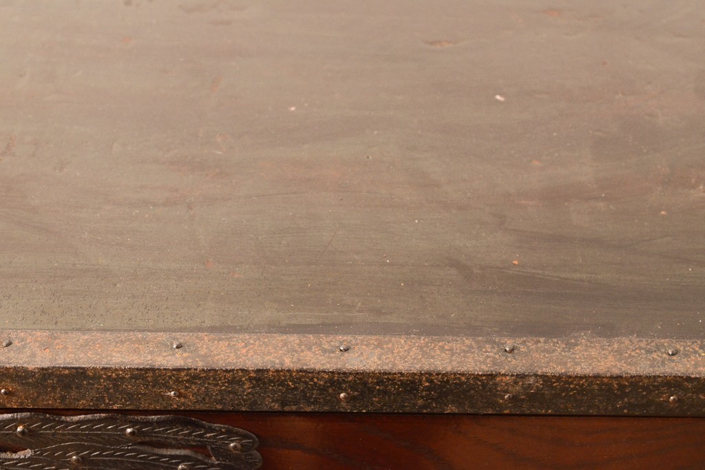 和製アンティーク　分厚い金具が立派な前面ケヤキ材の佐渡小木箪笥(佐渡箪笥、時代箪笥、和たんす、引き出し)(R-055117)