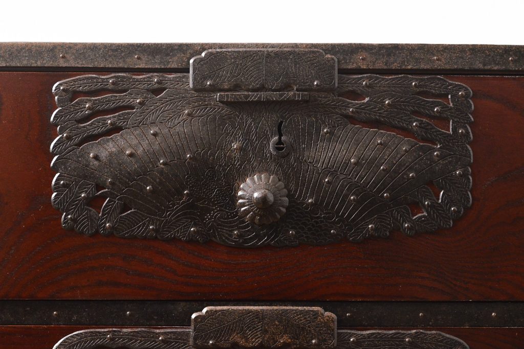 和製アンティーク　分厚い金具が立派な前面ケヤキ材の佐渡小木箪笥(佐渡箪笥、時代箪笥、和たんす、引き出し)(R-055117)