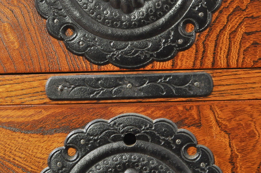 中古　岩谷堂箪笥　独特な杢目と存在感のある金具が美しい収納箪笥(引き出し、衣装箪笥、整理箪笥、和タンス、サイドチェスト)(R-077562)