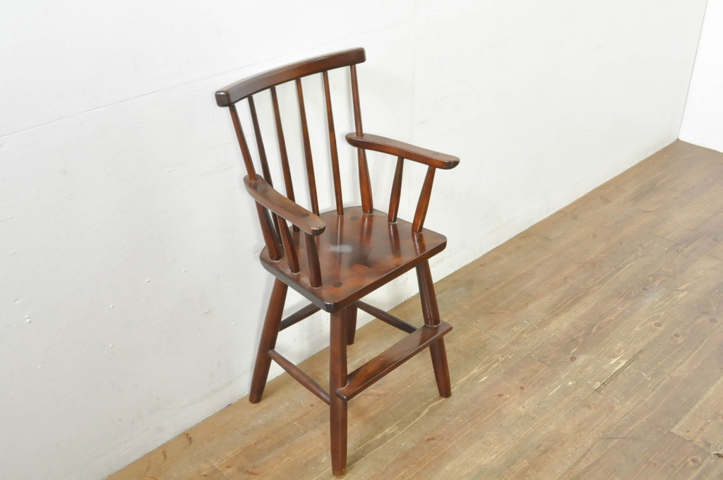 中古　松本民芸家具　クラシカルなデザインが美しいベビーチェア(チャイルドチェア、キッズチェア、アームチェア、ダイニングチェア、板座チェア、ウィンザーチェア、ウインザーチェア、こども椅子、子どもイス)(R-077951)