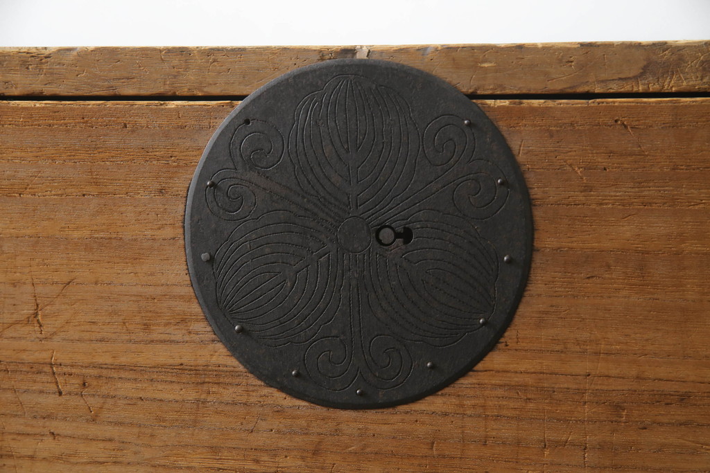 和製アンティーク　総桐(キリ)材　金具の彫刻が素晴らしい時代箪笥ローボード(総桐箪笥、総桐たんす、和タンス、衣装たんす、整理タンス、収納タンス、引き出し、ローチェスト、テレビ台、テレビボード)(R-073222)