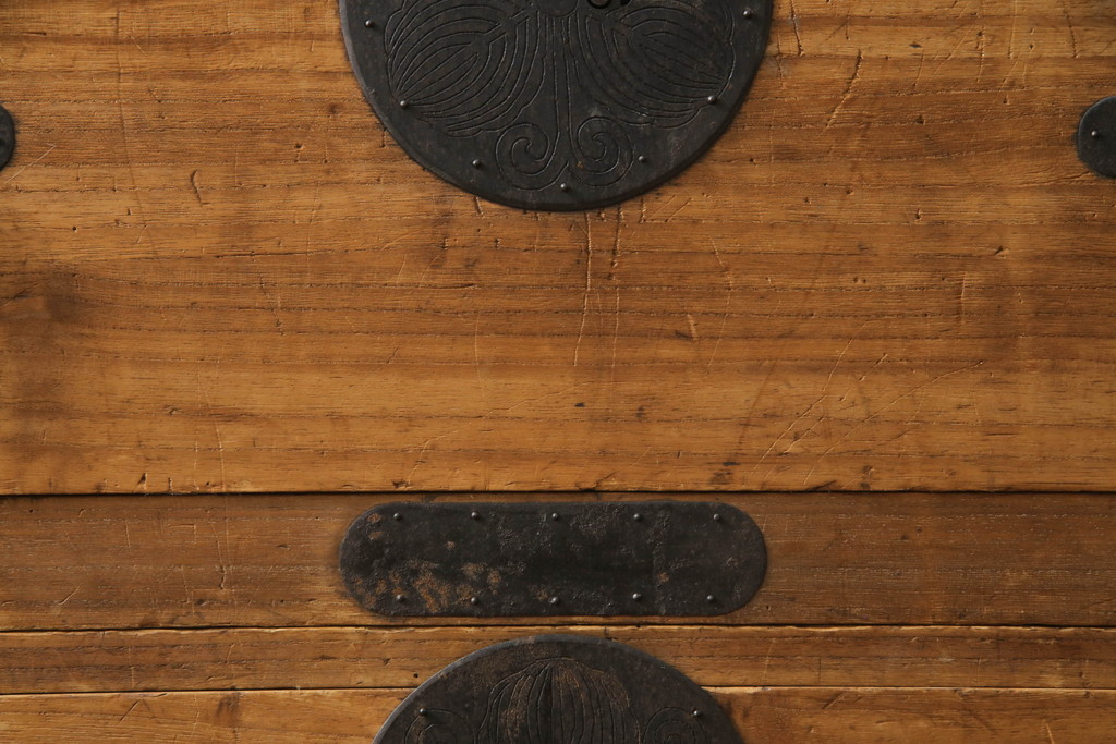 和製アンティーク　総桐(キリ)材　金具の彫刻が素晴らしい時代箪笥ローボード(総桐箪笥、総桐たんす、和タンス、衣装たんす、整理タンス、収納タンス、引き出し、ローチェスト、テレビ台、テレビボード)(R-073222)