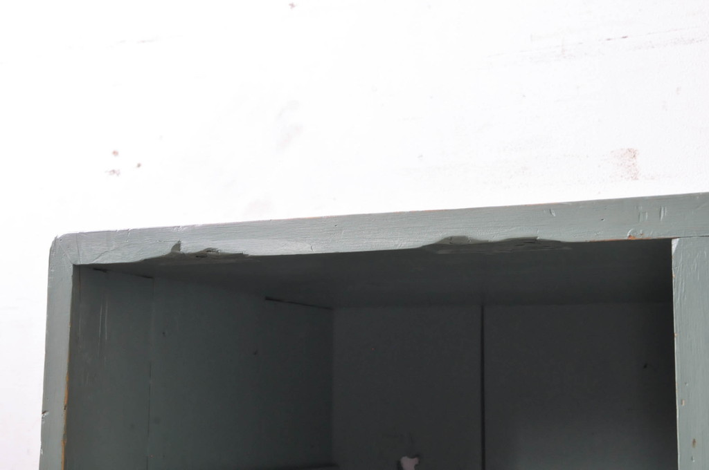 和製アンティーク　くすみカラーのペイントがレトロな雰囲気を醸し出すマス目棚(升目棚、下駄箱、収納棚、飾り棚、本棚)(R-072382)