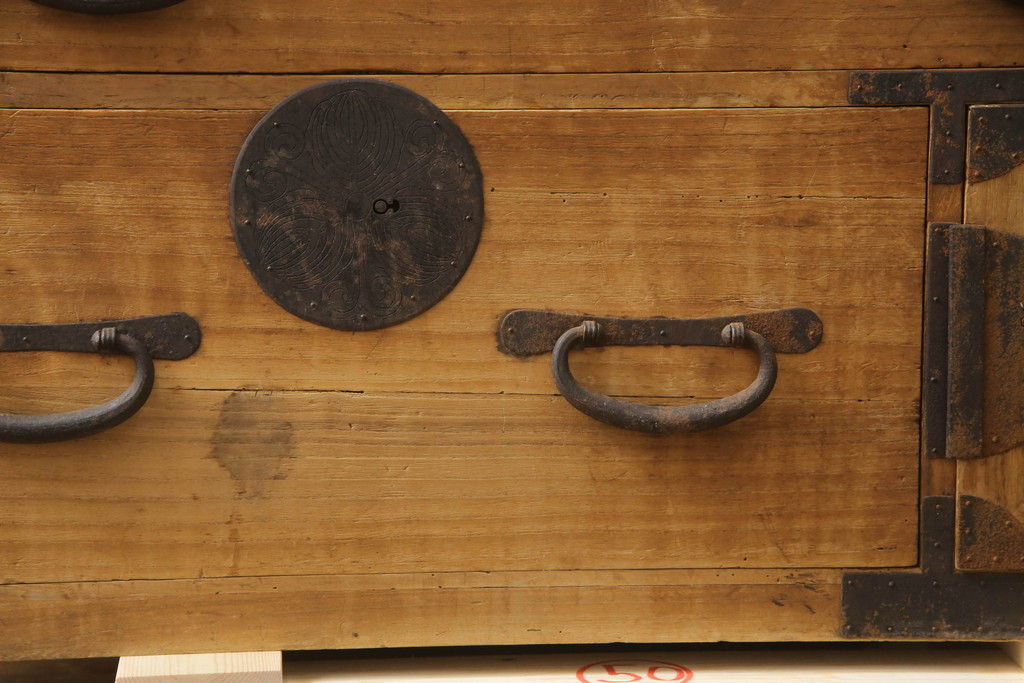和製アンティーク　総桐(キリ)材　金具の彫刻が素晴らしい時代箪笥ローボード(総桐箪笥、総桐たんす、和タンス、衣装たんす、整理タンス、収納タンス、引き出し、ローチェスト、テレビ台、テレビボード)(R-073223)