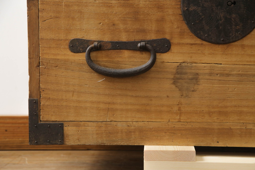 和製アンティーク　総桐(キリ)材　金具の彫刻が素晴らしい時代箪笥ローボード(総桐箪笥、総桐たんす、和タンス、衣装たんす、整理タンス、収納タンス、引き出し、ローチェスト、テレビ台、テレビボード)(R-073223)