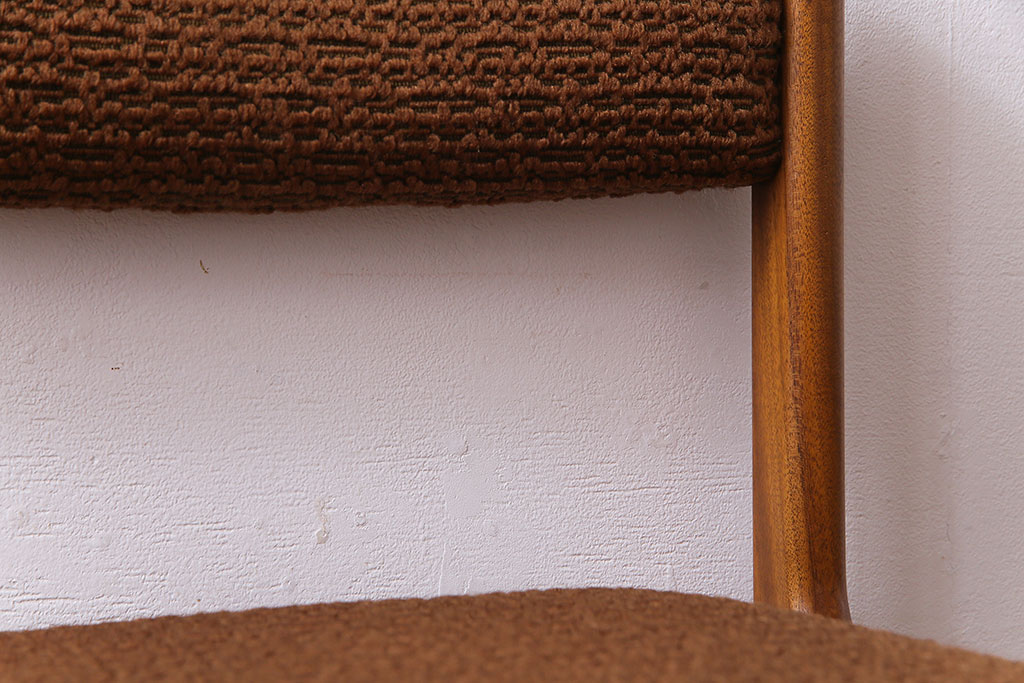 ヴィンテージ家具　北欧ビンテージ　チーク材　フレームの滑らかな質感が魅力のチェア(ダイニングチェア、椅子)