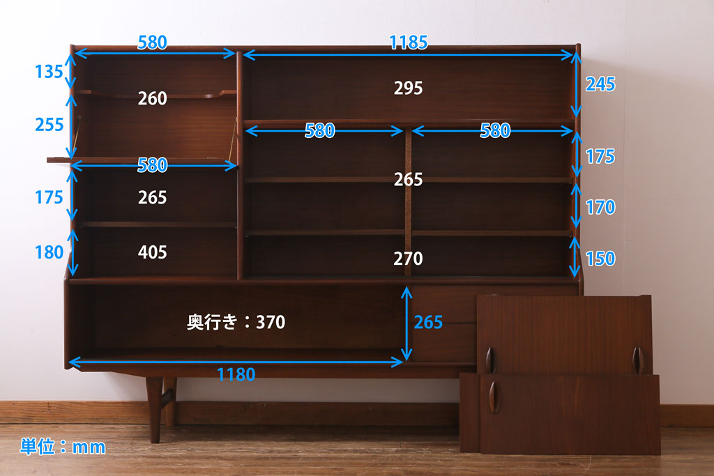 ヴィンテージ家具　北欧ビンテージ　チーク材　褐色と光沢が美しい大振りなサイズのカップボード(リビングボード、キャビネット)